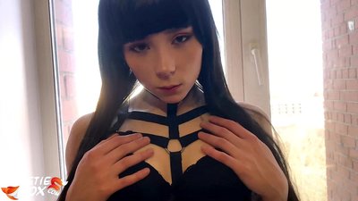 হট শ্যামাঙ্গিনী গভীরভাবে চুষে এবং অর্থের জন্য সংবেদনশীলভাবে চোদা